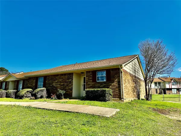 1 E Mountain LN #33, Grand Prairie, TX 75052