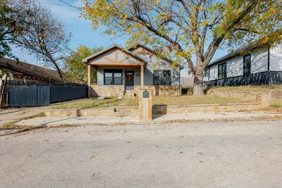 905 NE 1st ST, Mineral Wells, TX 76067