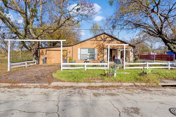 709 E Garnett ST, Gainesville, TX 76240