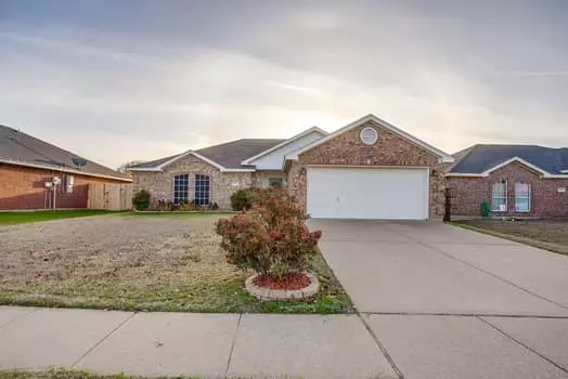 951 Morgan DR, Burleson, TX 76028