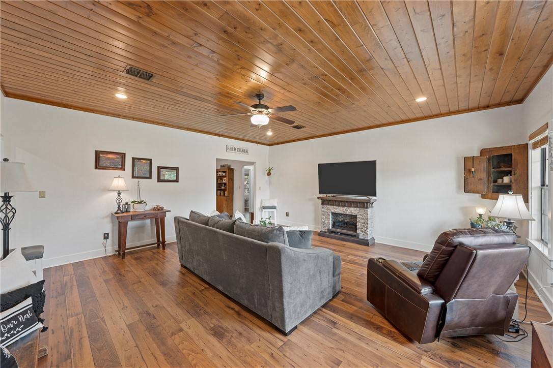 Robinson, TX 76706,496 Hawkins CT