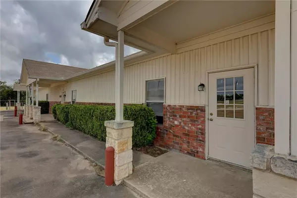 Hewitt, TX 76643,611 W Spring Valley RD