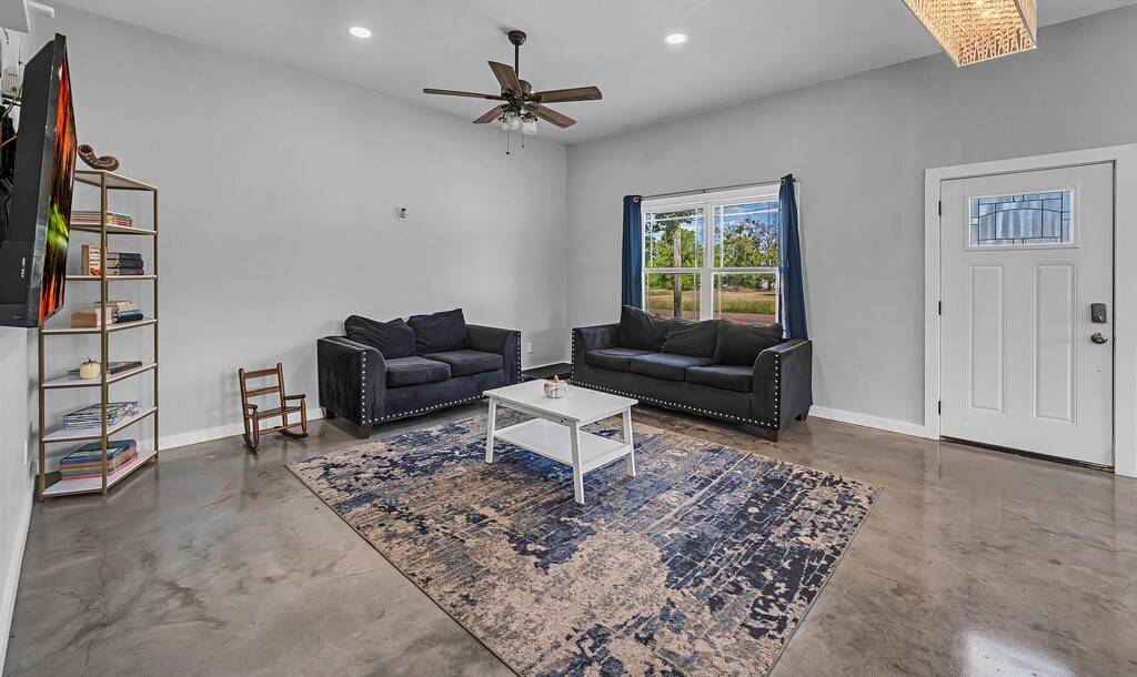 Mcgregor, TX 76657,207 Rogers ST