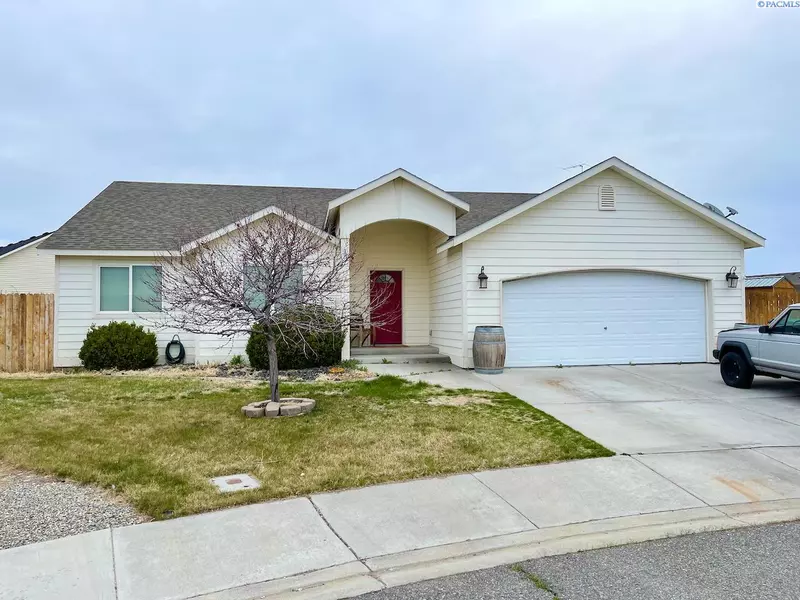 1900 Silverton Ct, West Richland, WA 99353