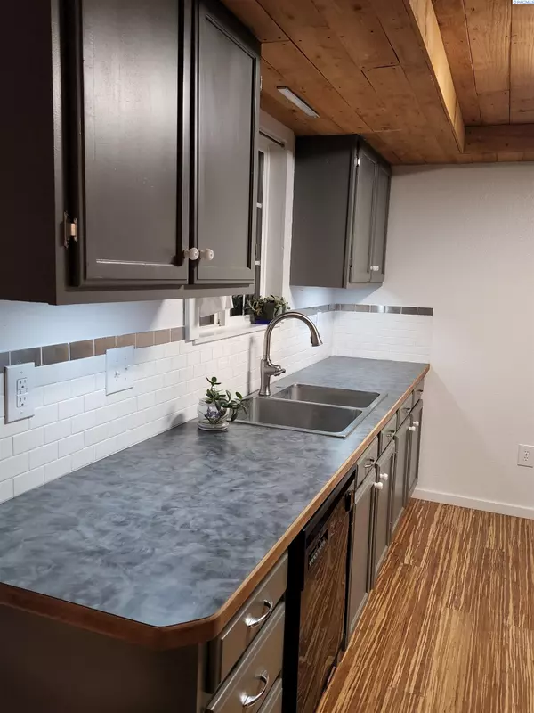 Burbank, WA 99323-9612,452 E Humorist Rd