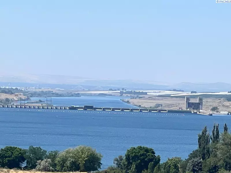 621 Harbor Blvd., Burbank, WA 99323