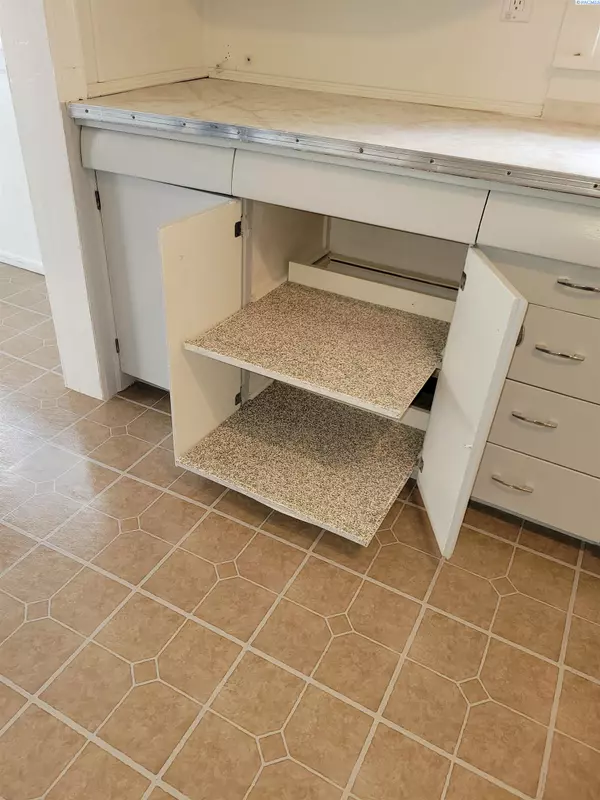 Oakesdale, WA 99158,803 W Mccoy St