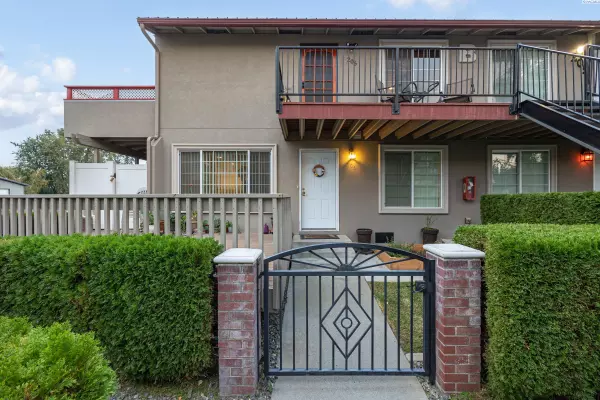 526 S 40th Ave, West Richland, WA 99353