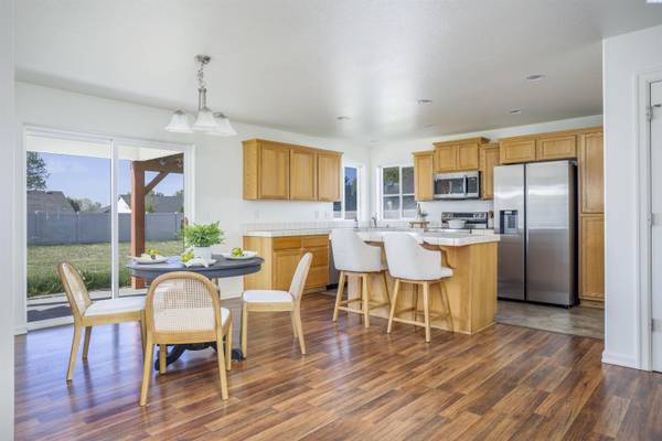 7916 Snoqualmie Drive,  Pasco,  WA 99301