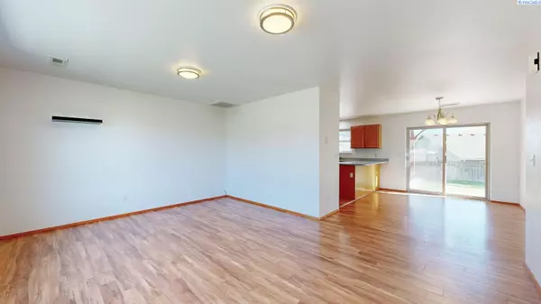 West Richland, WA 99353,5705 Desert Dove Drive