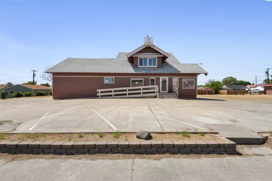 1734 N 5th Ave, Pasco, WA 99301