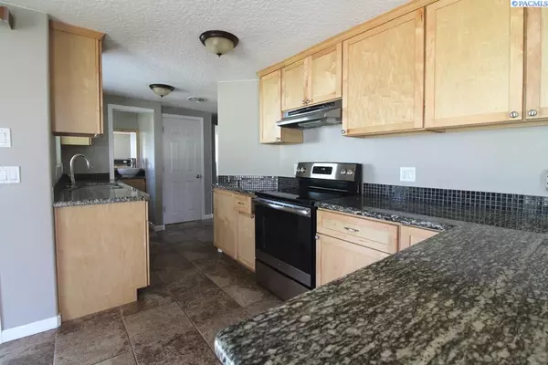 West Richland, WA 99353,965 Grosscup Blvd