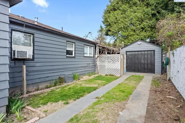 Grandview, WA 98930-1327,305 Birch St