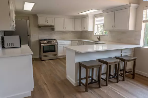 Sunnyside, WA 98944,725 Rainbow Lane