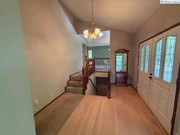 West Richland, WA 99353,2015 N Riverside Dr