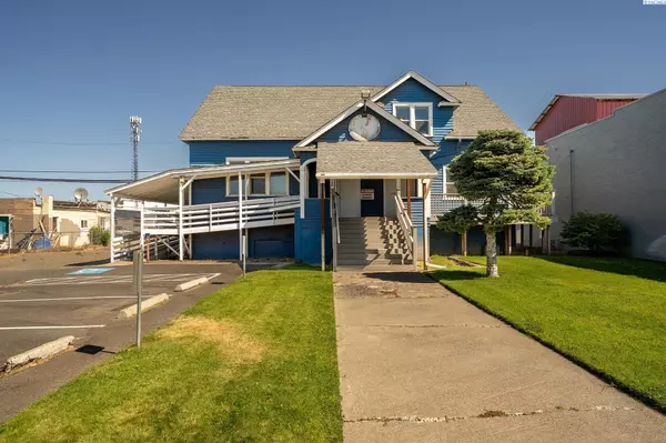 312 W 2nd St, Wapato, WA 98951