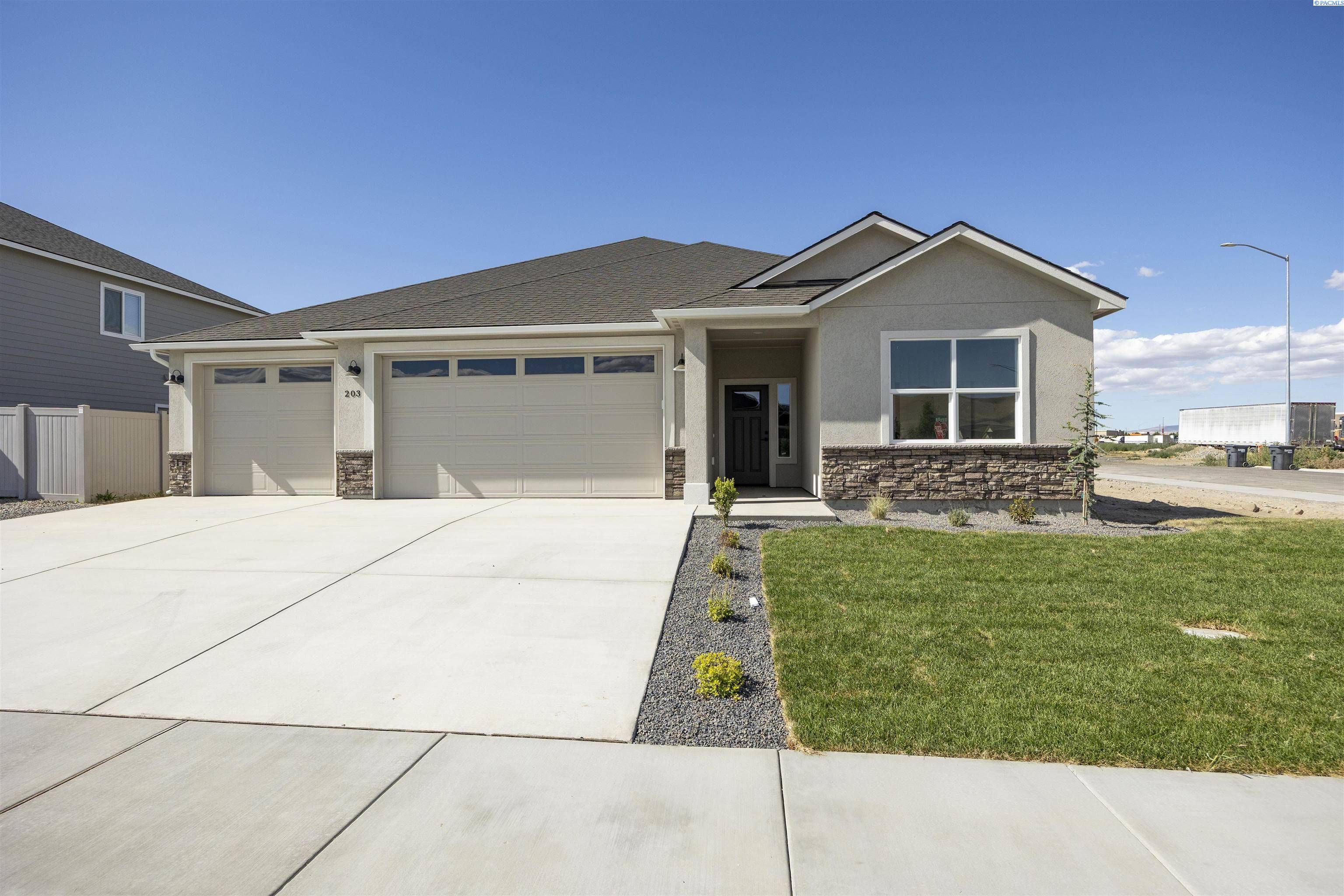 203 Schrute Road, Prosser, WA 99350