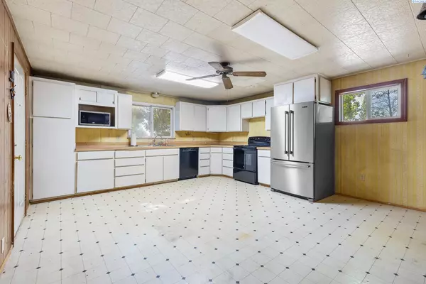 West Richland, WA 99353,91011 N Yakima River Dr