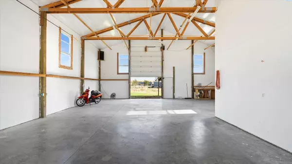 Pasco, WA 99301,7039 Road 76 N