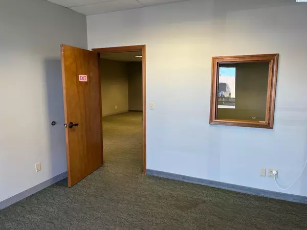 Kennewick, WA 99336,100 N Morain