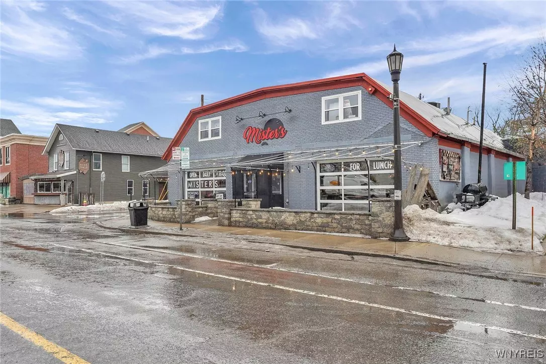 East Aurora, NY 14052,206 Main ST