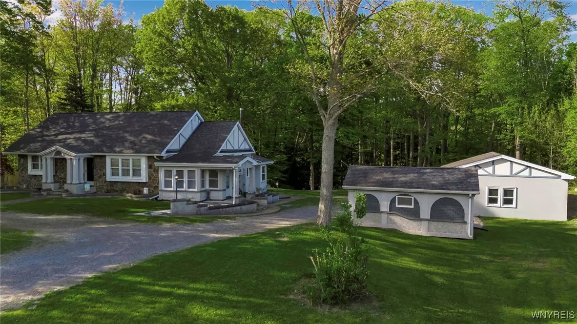 East Aurora, NY 14052,978 Quaker RD