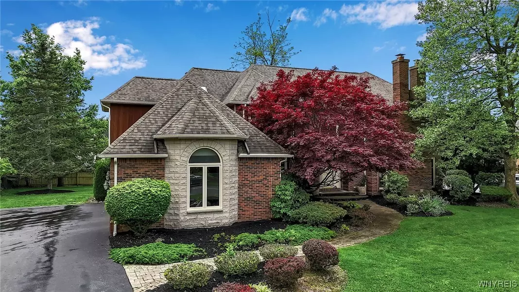 8395 Black Walnut DR, East Amherst, NY 14051