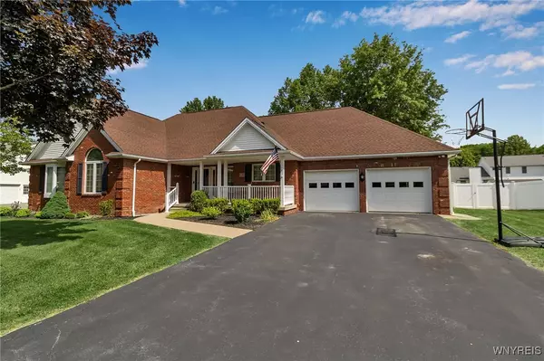 6290 Emily CT, Clarence, NY 14032