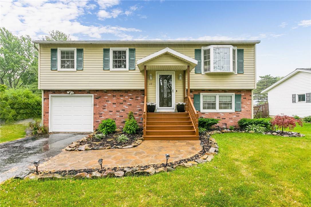 37 Avacado LN, Rochester, NY 14606