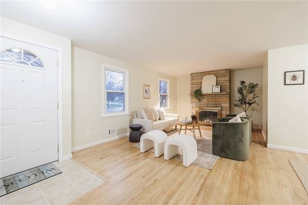 Farmington, NY 14425,172 Mulberry DR