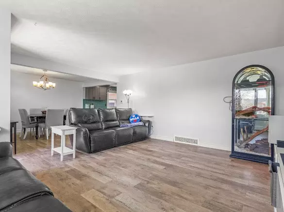 16 Armond LN Depew, NY 14043