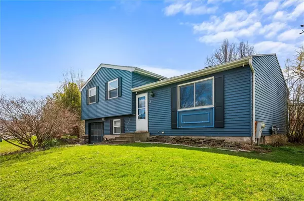 8 Close Hollow Dr, Hamlin, NY 14464