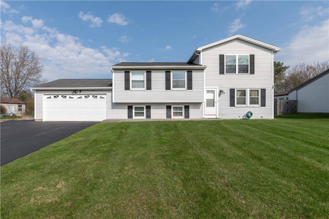 60 Wayfaring LN, Rochester, NY 14612