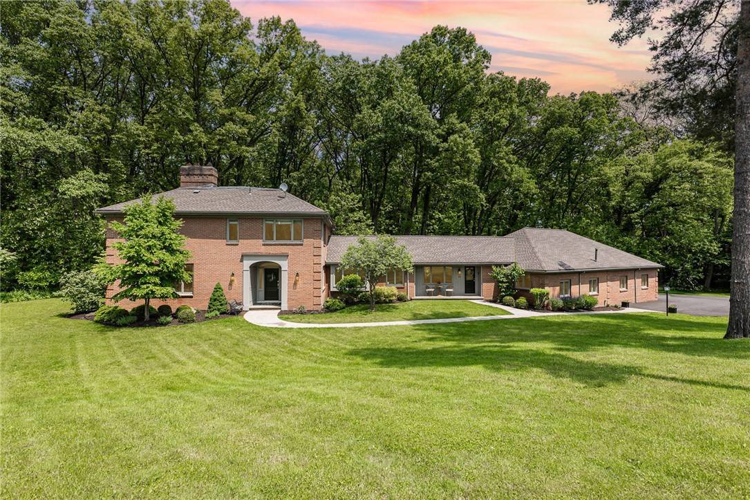 16 Landsdowne LN, Rochester, NY 14618