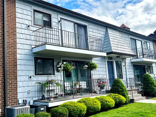 25-7 Great Wood CT, Fairport, NY 14450