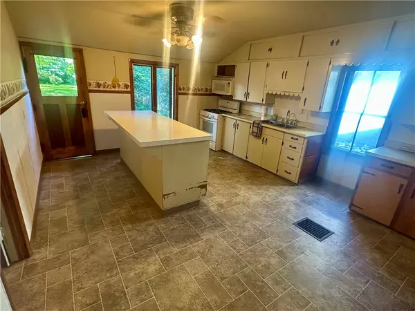 Le Roy, NY 14482,14 Maple AVE