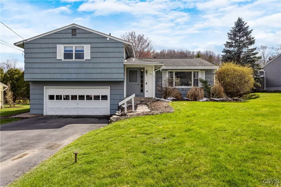 6328 Danbury DR, Jamesville, NY 13078