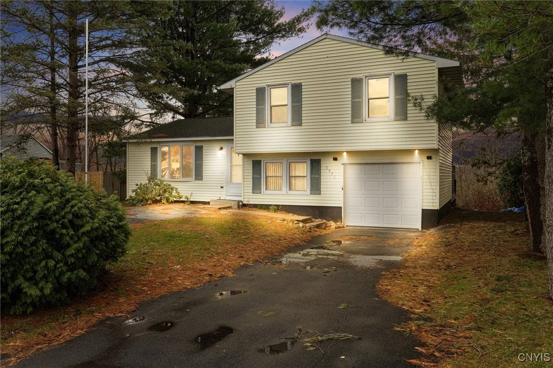 5575 Imperia LN, Clay, NY 13041