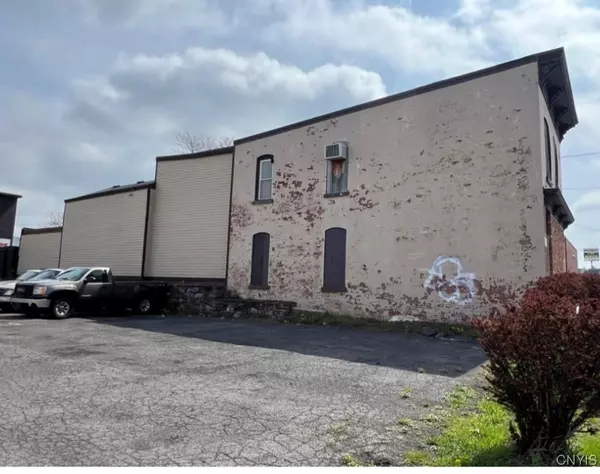 Syracuse, NY 13208,1616 N Salina ST