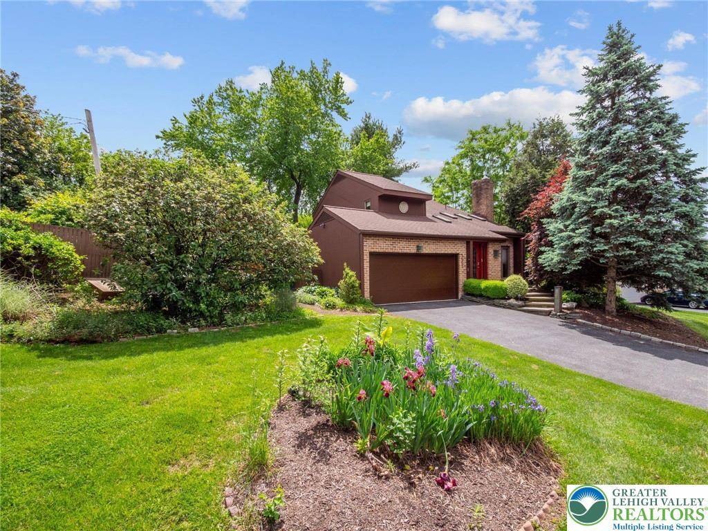 4004 Westview DR, South Whitehall Twp, PA 18104