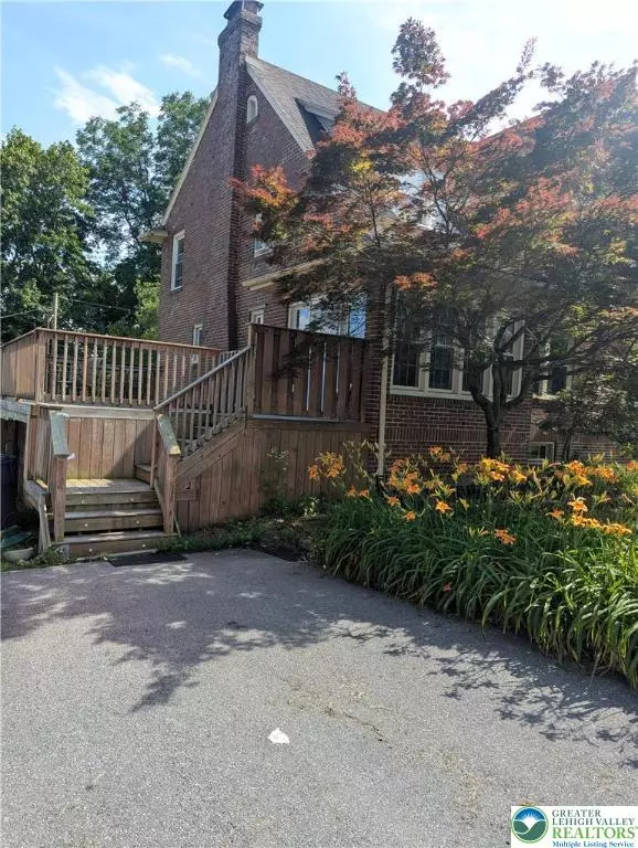 2816 W Columbia ST, South Whitehall Twp, PA 18104