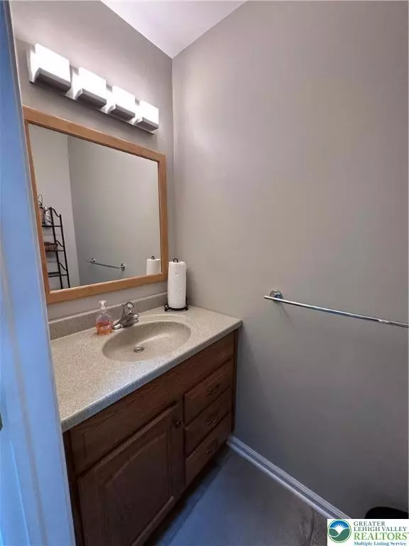 Bethlehem City, PA 18020,3225 Oakland Square DR