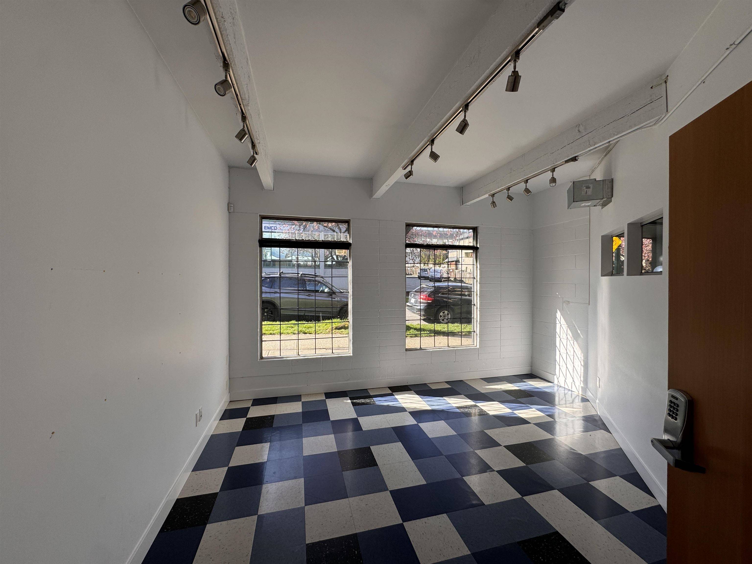33 E 7th AVE Vancouver, BC V5T 1M4