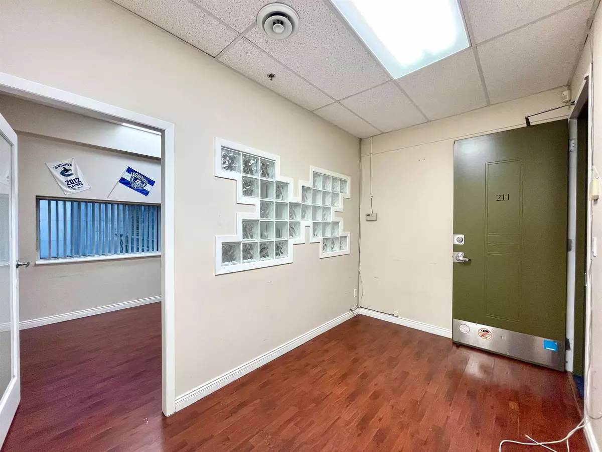 Vancouver, BC V6B 6H5,515 W Pender ST #211