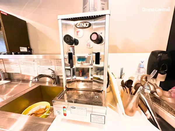 608 W Broadway Vancouver, BC V5Z 1G2