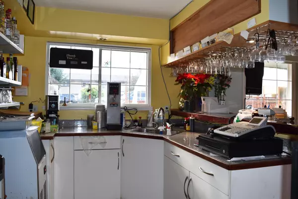 Sechelt, BC V0N 3A0,5694 Dolphin ST