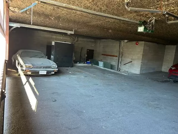 Vancouver, BC V5T 2T4,210 E 16th AVE