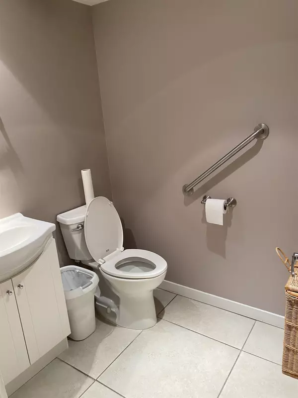 3743 Delbrook AVE North Vancouver, BC V7W 2E5