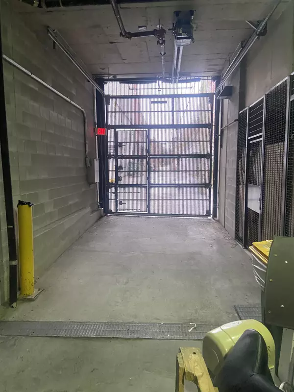 Vancouver, BC V6A 2V7,708 Main ST