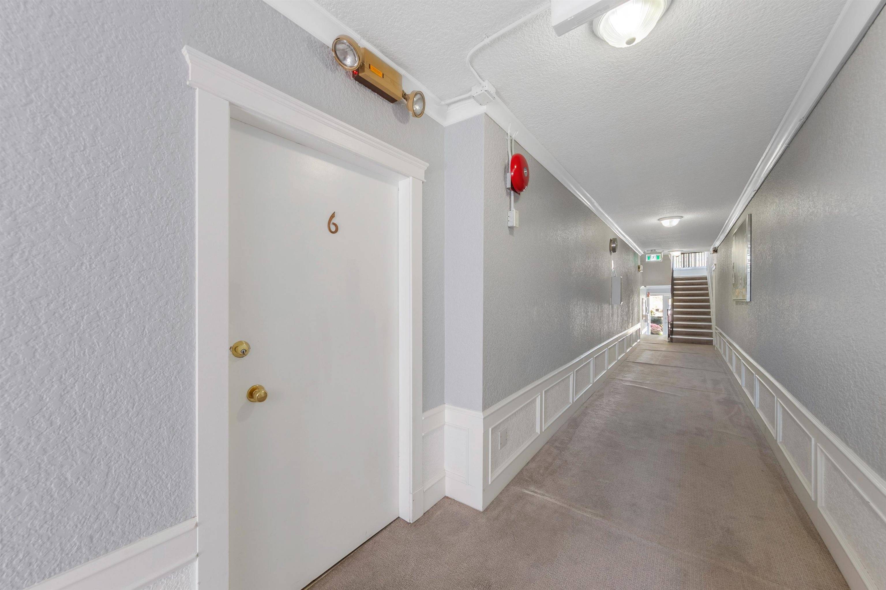North Vancouver, BC V7M 1J2,357 W 4th ST